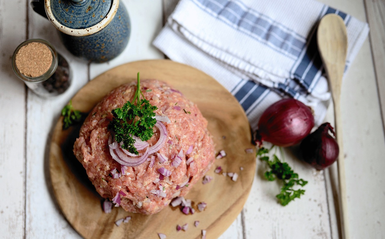 Godare än fylld kål och godare än stekta biffar: Belagda köttbullar på plåt - en god lunch från ugnen!