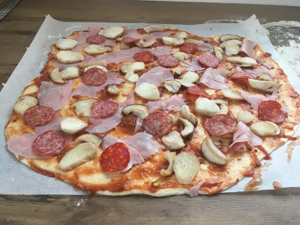 Jag hittade äntligen ett recept på en genialisk pizza UTAN jäst: Degen är tunn och god – snabb förberedelse!